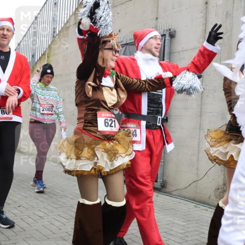 08.12.2024 - St. Pauli X-Mass-Run No. 14 H.Heesch http://msf.ph/oto/7493899 08.12.2024 10:07:01 Ziel 78, 529, 621, 698, 795, 885, 890, 1424, 3257, 3259, 621, 698, 719, 795, 1424, 1786, 2003, 2751, 2755, 3337 meine-sportfotos.de