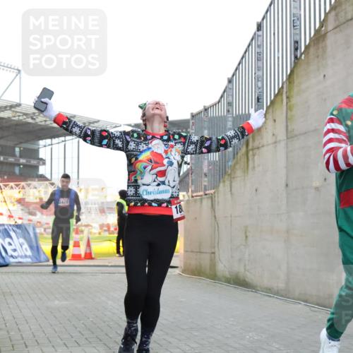 08.12.2024 - St. Pauli X-Mass-Run No. 14 H.Heesch http://msf.ph/oto/7493906 08.12.2024 09:58:49 Ziel 49, 55, 802, 880, 1864, 2984, 3109, 49, 832, 1119, 1864, 2428 meine-sportfotos.de