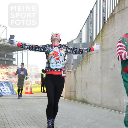 08.12.2024 - St. Pauli X-Mass-Run No. 14 H.Heesch http://msf.ph/oto/7493914 08.12.2024 09:58:49 Ziel 49, 55, 802, 880, 1864, 2984, 3109, 49, 832, 1119, 1864, 2428 meine-sportfotos.de