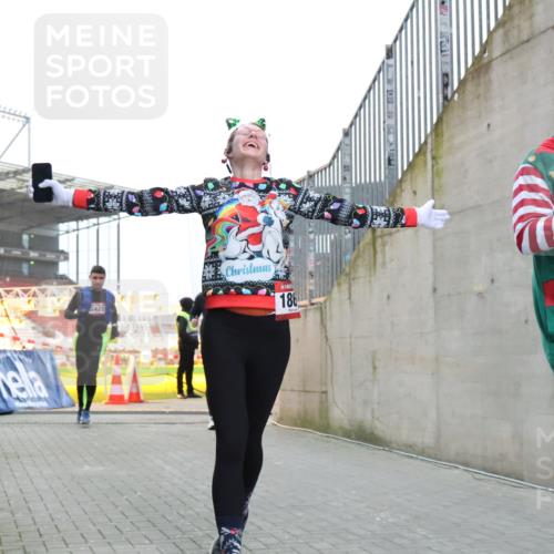 08.12.2024 - St. Pauli X-Mass-Run No. 14 H.Heesch http://msf.ph/oto/7493919 08.12.2024 09:58:49 Ziel 49, 55, 802, 880, 1864, 2984, 3109, 49, 832, 1119, 1864, 2428 meine-sportfotos.de