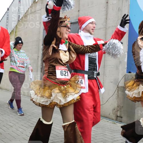 08.12.2024 - St. Pauli X-Mass-Run No. 14 H.Heesch http://msf.ph/oto/7493922 08.12.2024 10:07:01 Ziel 78, 529, 621, 698, 795, 885, 890, 1424, 3257, 3259, 621, 698, 719, 795, 1424, 1786, 2003, 2751, 2755, 3337 meine-sportfotos.de