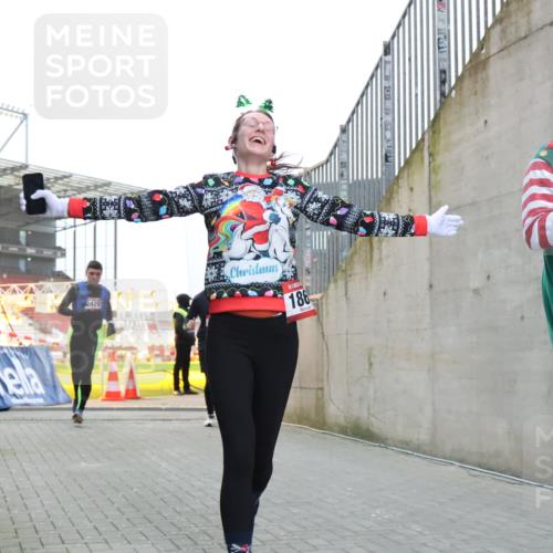 08.12.2024 - St. Pauli X-Mass-Run No. 14 H.Heesch http://msf.ph/oto/7493927 08.12.2024 09:58:49 Ziel 49, 55, 802, 880, 1864, 2984, 3109, 49, 832, 1119, 1864, 2428 meine-sportfotos.de