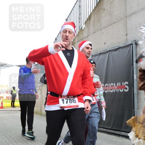 08.12.2024 - St. Pauli X-Mass-Run No. 14 H.Heesch http://msf.ph/oto/7493929 08.12.2024 10:07:02 Ziel 529, 621, 698, 795, 885, 890, 1424, 1786, 2751, 3257, 3259, 621, 719, 795, 1424, 1786, 2003, 2751, 2755, 3337 meine-sportfotos.de