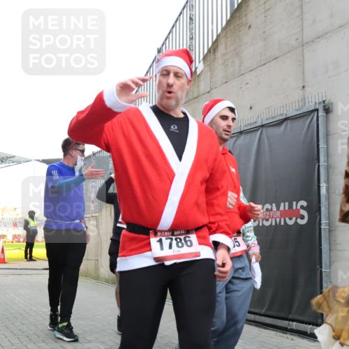08.12.2024 - St. Pauli X-Mass-Run No. 14 H.Heesch http://msf.ph/oto/7493936 08.12.2024 10:07:02 Ziel 529, 621, 698, 795, 885, 890, 1424, 1786, 2751, 3257, 3259, 621, 719, 795, 1424, 1786, 2003, 2751, 2755, 3337 meine-sportfotos.de