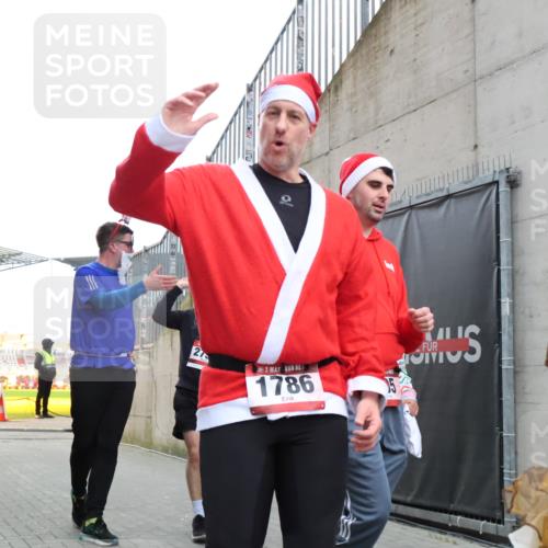 08.12.2024 - St. Pauli X-Mass-Run No. 14 H.Heesch http://msf.ph/oto/7493945 08.12.2024 10:07:02 Ziel 529, 621, 698, 795, 885, 890, 1424, 1786, 2751, 3257, 3259, 621, 719, 795, 1424, 1786, 2003, 2751, 2755, 3337 meine-sportfotos.de