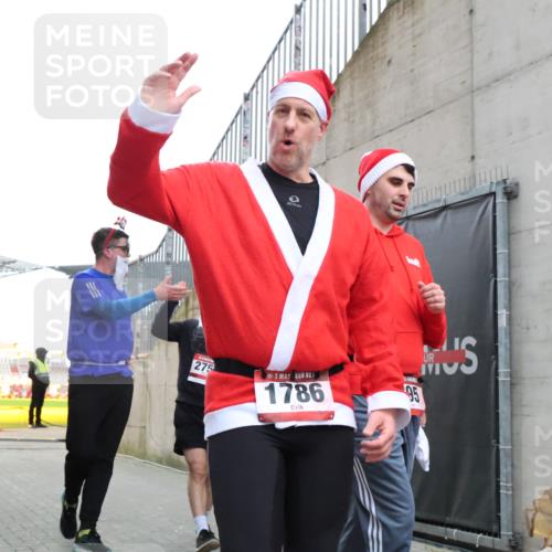 08.12.2024 - St. Pauli X-Mass-Run No. 14 H.Heesch http://msf.ph/oto/7493955 08.12.2024 10:07:02 Ziel 529, 621, 698, 795, 885, 890, 1424, 1786, 2751, 3257, 3259, 621, 719, 795, 1424, 1786, 2003, 2751, 2755, 3337 meine-sportfotos.de