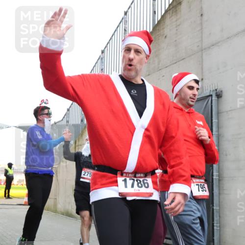 08.12.2024 - St. Pauli X-Mass-Run No. 14 H.Heesch http://msf.ph/oto/7493968 08.12.2024 10:07:02 Ziel 529, 621, 698, 795, 885, 890, 1424, 1786, 2751, 3257, 3259, 621, 719, 795, 1424, 1786, 2003, 2751, 2755, 3337 meine-sportfotos.de