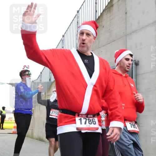 08.12.2024 - St. Pauli X-Mass-Run No. 14 H.Heesch http://msf.ph/oto/7493976 08.12.2024 10:07:02 Ziel 529, 621, 698, 795, 885, 890, 1424, 1786, 2751, 3257, 3259, 621, 719, 795, 1424, 1786, 2003, 2751, 2755, 3337 meine-sportfotos.de