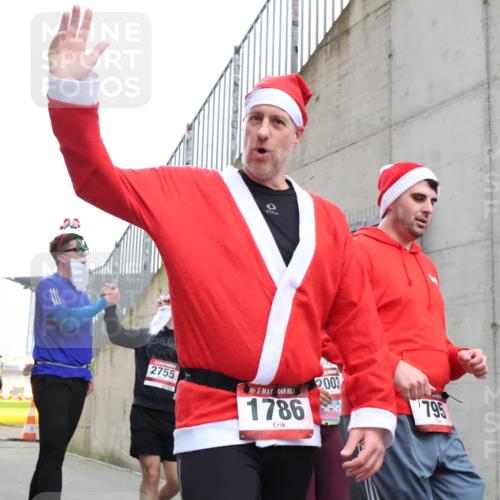 08.12.2024 - St. Pauli X-Mass-Run No. 14 H.Heesch http://msf.ph/oto/7493987 08.12.2024 10:07:02 Ziel 529, 621, 698, 795, 885, 890, 1424, 1786, 2751, 3257, 3259, 621, 719, 795, 1424, 1786, 2003, 2751, 2755, 3337 meine-sportfotos.de