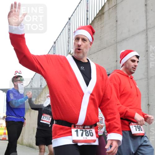 08.12.2024 - St. Pauli X-Mass-Run No. 14 H.Heesch http://msf.ph/oto/7493996 08.12.2024 10:07:02 Ziel 529, 621, 698, 795, 885, 890, 1424, 1786, 2751, 3257, 3259, 621, 719, 795, 1424, 1786, 2003, 2751, 2755, 3337 meine-sportfotos.de