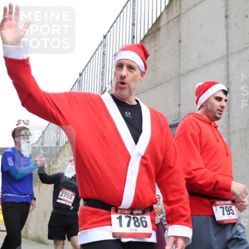 08.12.2024 - St. Pauli X-Mass-Run No. 14 H.Heesch http://msf.ph/oto/7494005 08.12.2024 10:07:03 Ziel 529, 621, 698, 795, 885, 890, 1424, 1786, 2003, 2751, 3257, 3259, 719, 795, 1786, 1940, 2003, 2751, 2755, 3083, 3337, 3343 meine-sportfotos.de