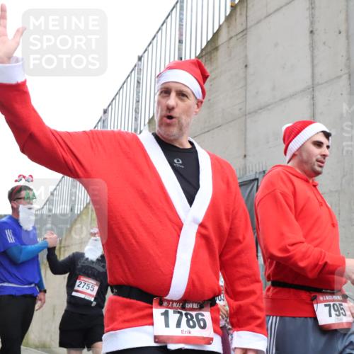 08.12.2024 - St. Pauli X-Mass-Run No. 14 H.Heesch http://msf.ph/oto/7494013 08.12.2024 10:07:03 Ziel 529, 621, 698, 795, 885, 890, 1424, 1786, 2003, 2751, 3257, 3259, 719, 795, 1786, 1940, 2003, 2751, 2755, 3083, 3337, 3343 meine-sportfotos.de