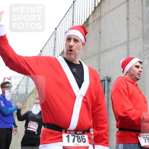 08.12.2024 - St. Pauli X-Mass-Run No. 14 H.Heesch http://msf.ph/oto/7494022 08.12.2024 10:07:03 Ziel 529, 621, 698, 795, 885, 890, 1424, 1786, 2003, 2751, 3257, 3259, 719, 795, 1786, 1940, 2003, 2751, 2755, 3083, 3337, 3343 meine-sportfotos.de
