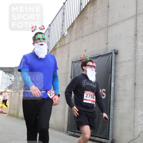 08.12.2024 - St. Pauli X-Mass-Run No. 14 H.Heesch http://msf.ph/oto/7494099 08.12.2024 10:07:04 Ziel 529, 621, 698, 795, 885, 890, 1424, 1786, 2003, 2751, 2755, 3257, 3259, 719, 1786, 1940, 2003, 2751, 2755, 3083, 3337, 3343 meine-sportfotos.de