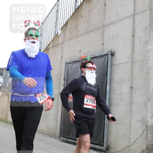 08.12.2024 - St. Pauli X-Mass-Run No. 14 H.Heesch http://msf.ph/oto/7494112 08.12.2024 10:07:04 Ziel 529, 621, 698, 795, 885, 890, 1424, 1786, 2003, 2751, 2755, 3257, 3259, 719, 1786, 1940, 2003, 2751, 2755, 3083, 3337, 3343 meine-sportfotos.de