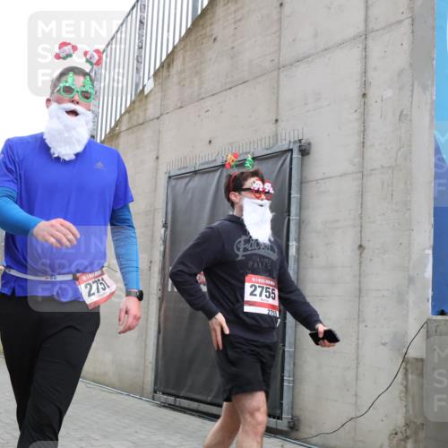08.12.2024 - St. Pauli X-Mass-Run No. 14 H.Heesch http://msf.ph/oto/7494126 08.12.2024 10:07:05 Ziel 621, 698, 795, 885, 890, 1424, 1786, 2003, 2751, 2755, 3259, 719, 1940, 2003, 2062, 2755, 3083, 3337, 3343 meine-sportfotos.de