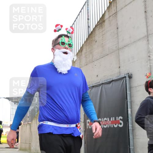 08.12.2024 - St. Pauli X-Mass-Run No. 14 H.Heesch http://msf.ph/oto/7494146 08.12.2024 10:07:05 Ziel 621, 698, 795, 885, 890, 1424, 1786, 2003, 2751, 2755, 3259, 719, 1940, 2003, 2062, 2755, 3083, 3337, 3343 meine-sportfotos.de