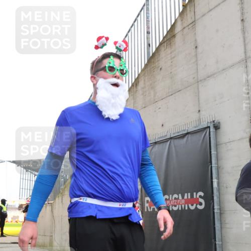 08.12.2024 - St. Pauli X-Mass-Run No. 14 H.Heesch http://msf.ph/oto/7494153 08.12.2024 10:07:05 Ziel 621, 698, 795, 885, 890, 1424, 1786, 2003, 2751, 2755, 3259, 719, 1940, 2003, 2062, 2755, 3083, 3337, 3343 meine-sportfotos.de