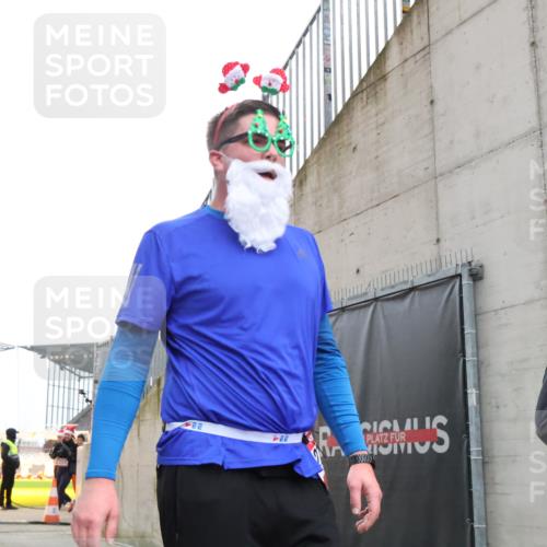 08.12.2024 - St. Pauli X-Mass-Run No. 14 H.Heesch http://msf.ph/oto/7494159 08.12.2024 10:07:05 Ziel 621, 698, 795, 885, 890, 1424, 1786, 2003, 2751, 2755, 3259, 719, 1940, 2003, 2062, 2755, 3083, 3337, 3343 meine-sportfotos.de