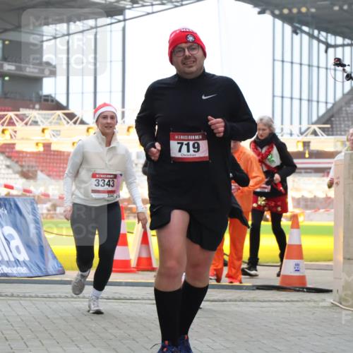 08.12.2024 - St. Pauli X-Mass-Run No. 14 H.Heesch http://msf.ph/oto/7494168 08.12.2024 10:07:07 Ziel 621, 698, 795, 885, 890, 1424, 1786, 2003, 2751, 2755, 3337, 719, 1940, 2062, 2346, 3083, 3337, 3343 meine-sportfotos.de