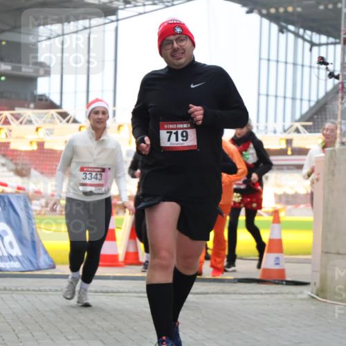 08.12.2024 - St. Pauli X-Mass-Run No. 14 H.Heesch http://msf.ph/oto/7494174 08.12.2024 10:07:07 Ziel 621, 698, 795, 885, 890, 1424, 1786, 2003, 2751, 2755, 3337, 719, 1940, 2062, 2346, 3083, 3337, 3343 meine-sportfotos.de