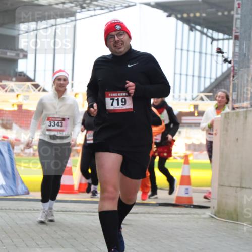 08.12.2024 - St. Pauli X-Mass-Run No. 14 H.Heesch http://msf.ph/oto/7494182 08.12.2024 10:07:07 Ziel 621, 698, 795, 885, 890, 1424, 1786, 2003, 2751, 2755, 3337, 719, 1940, 2062, 2346, 3083, 3337, 3343 meine-sportfotos.de