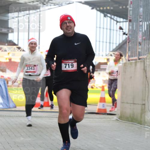 08.12.2024 - St. Pauli X-Mass-Run No. 14 H.Heesch http://msf.ph/oto/7494196 08.12.2024 10:07:07 Ziel 621, 698, 795, 885, 890, 1424, 1786, 2003, 2751, 2755, 3337, 719, 1940, 2062, 2346, 3083, 3337, 3343 meine-sportfotos.de