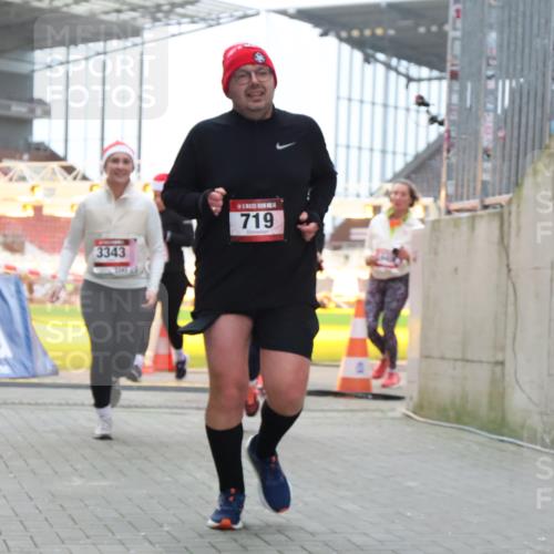 08.12.2024 - St. Pauli X-Mass-Run No. 14 H.Heesch http://msf.ph/oto/7494202 08.12.2024 10:07:07 Ziel 621, 698, 795, 885, 890, 1424, 1786, 2003, 2751, 2755, 3337, 719, 1940, 2062, 2346, 3083, 3337, 3343 meine-sportfotos.de