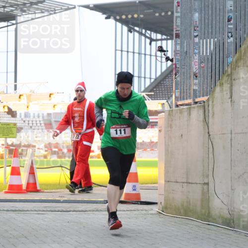 08.12.2024 - St. Pauli X-Mass-Run No. 14 H.Heesch http://msf.ph/oto/7494214 08.12.2024 09:58:59 Ziel 49, 832, 1105, 1119, 1864, 2428, 2984, 111, 488, 1105, 1119, 2722 meine-sportfotos.de