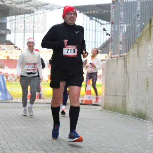 08.12.2024 - St. Pauli X-Mass-Run No. 14 H.Heesch http://msf.ph/oto/7494218 08.12.2024 10:07:07 Ziel 621, 698, 795, 885, 890, 1424, 1786, 2003, 2751, 2755, 3337, 719, 1940, 2062, 2346, 3083, 3337, 3343 meine-sportfotos.de