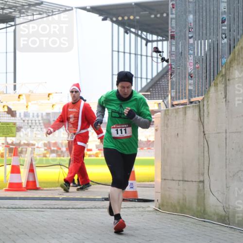 08.12.2024 - St. Pauli X-Mass-Run No. 14 H.Heesch http://msf.ph/oto/7494219 08.12.2024 09:58:59 Ziel 49, 832, 1105, 1119, 1864, 2428, 2984, 111, 488, 1105, 1119, 2722 meine-sportfotos.de