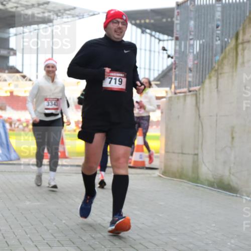 08.12.2024 - St. Pauli X-Mass-Run No. 14 H.Heesch http://msf.ph/oto/7494225 08.12.2024 10:07:07 Ziel 621, 698, 795, 885, 890, 1424, 1786, 2003, 2751, 2755, 3337, 719, 1940, 2062, 2346, 3083, 3337, 3343 meine-sportfotos.de