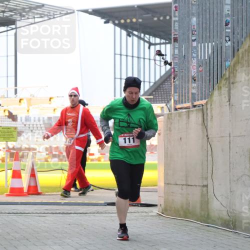 08.12.2024 - St. Pauli X-Mass-Run No. 14 H.Heesch http://msf.ph/oto/7494226 08.12.2024 09:58:59 Ziel 49, 832, 1105, 1119, 1864, 2428, 2984, 111, 488, 1105, 1119, 2722 meine-sportfotos.de