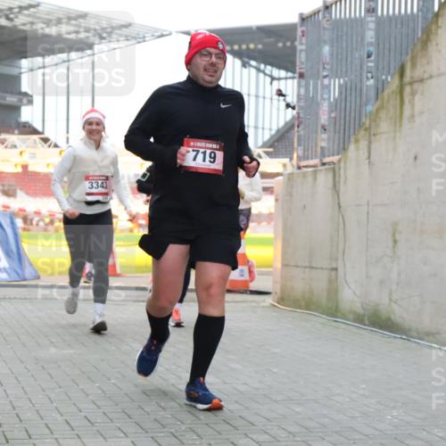08.12.2024 - St. Pauli X-Mass-Run No. 14 H.Heesch http://msf.ph/oto/7494233 08.12.2024 10:07:07 Ziel 621, 698, 795, 885, 890, 1424, 1786, 2003, 2751, 2755, 3337, 719, 1940, 2062, 2346, 3083, 3337, 3343 meine-sportfotos.de