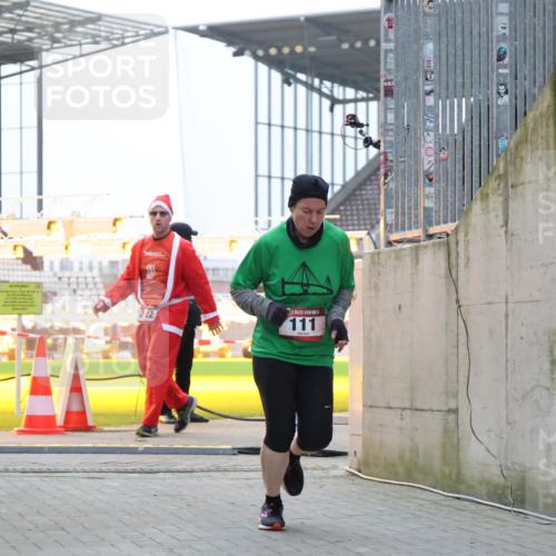 08.12.2024 - St. Pauli X-Mass-Run No. 14 H.Heesch http://msf.ph/oto/7494235 08.12.2024 09:58:59 Ziel 49, 832, 1105, 1119, 1864, 2428, 2984, 111, 488, 1105, 1119, 2722 meine-sportfotos.de