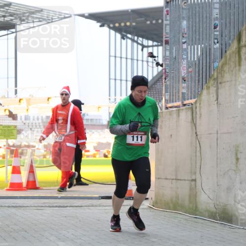 08.12.2024 - St. Pauli X-Mass-Run No. 14 H.Heesch http://msf.ph/oto/7494241 08.12.2024 09:58:59 Ziel 49, 832, 1105, 1119, 1864, 2428, 2984, 111, 488, 1105, 1119, 2722 meine-sportfotos.de