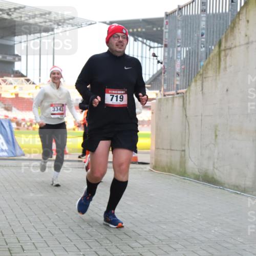 08.12.2024 - St. Pauli X-Mass-Run No. 14 H.Heesch http://msf.ph/oto/7494242 08.12.2024 10:07:08 Ziel 621, 698, 719, 795, 885, 890, 1424, 1786, 2003, 2751, 2755, 3337, 151, 719, 1940, 2062, 2212, 2346, 3083, 3337, 3343 meine-sportfotos.de