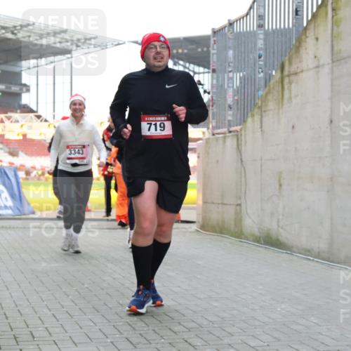 08.12.2024 - St. Pauli X-Mass-Run No. 14 H.Heesch http://msf.ph/oto/7494255 08.12.2024 10:07:08 Ziel 621, 698, 719, 795, 885, 890, 1424, 1786, 2003, 2751, 2755, 3337, 151, 719, 1940, 2062, 2212, 2346, 3083, 3337, 3343 meine-sportfotos.de