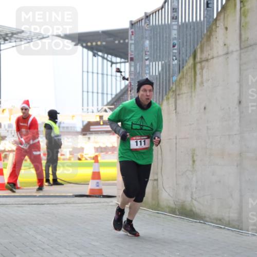 08.12.2024 - St. Pauli X-Mass-Run No. 14 H.Heesch http://msf.ph/oto/7494272 08.12.2024 09:58:59 Ziel 49, 832, 1105, 1119, 1864, 2428, 2984, 111, 488, 1105, 1119, 2722 meine-sportfotos.de