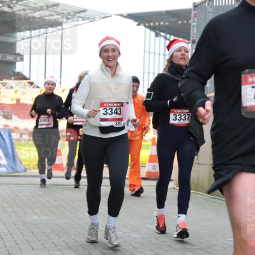 08.12.2024 - St. Pauli X-Mass-Run No. 14 H.Heesch http://msf.ph/oto/7494299 08.12.2024 10:07:09 Ziel 621, 698, 719, 795, 885, 890, 1424, 1786, 2003, 2751, 2755, 3337, 151, 719, 1940, 2062, 2212, 2346, 3083, 3337, 3343 meine-sportfotos.de