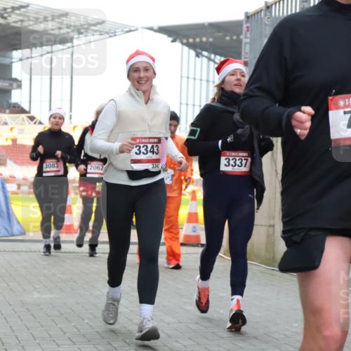 08.12.2024 - St. Pauli X-Mass-Run No. 14 H.Heesch http://msf.ph/oto/7494306 08.12.2024 10:07:09 Ziel 621, 698, 719, 795, 885, 890, 1424, 1786, 2003, 2751, 2755, 3337, 151, 719, 1940, 2062, 2212, 2346, 3083, 3337, 3343 meine-sportfotos.de
