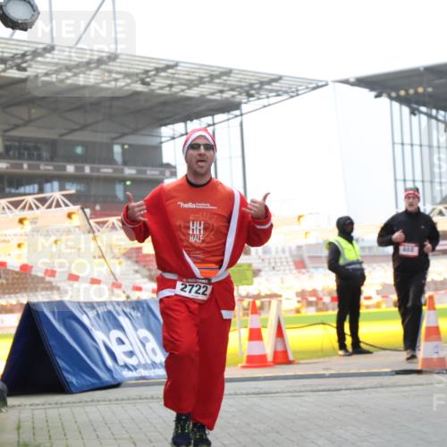 08.12.2024 - St. Pauli X-Mass-Run No. 14 H.Heesch http://msf.ph/oto/7494319 08.12.2024 09:59:02 Ziel 49, 111, 832, 1105, 1119, 1864, 2428, 111, 488, 989, 2722 meine-sportfotos.de