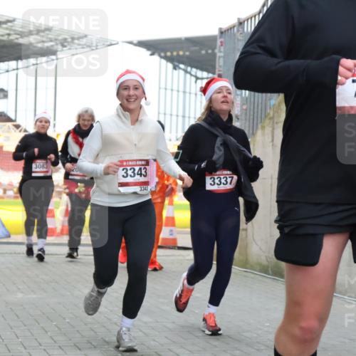 08.12.2024 - St. Pauli X-Mass-Run No. 14 H.Heesch http://msf.ph/oto/7494321 08.12.2024 10:07:09 Ziel 621, 698, 719, 795, 885, 890, 1424, 1786, 2003, 2751, 2755, 3337, 151, 719, 1940, 2062, 2212, 2346, 3083, 3337, 3343 meine-sportfotos.de