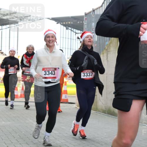 08.12.2024 - St. Pauli X-Mass-Run No. 14 H.Heesch http://msf.ph/oto/7494328 08.12.2024 10:07:09 Ziel 621, 698, 719, 795, 885, 890, 1424, 1786, 2003, 2751, 2755, 3337, 151, 719, 1940, 2062, 2212, 2346, 3083, 3337, 3343 meine-sportfotos.de