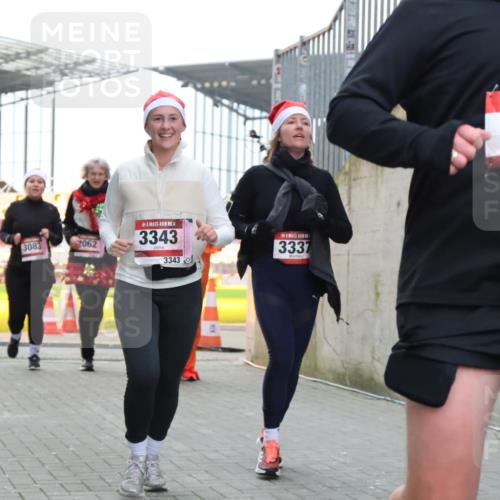 08.12.2024 - St. Pauli X-Mass-Run No. 14 H.Heesch http://msf.ph/oto/7494335 08.12.2024 10:07:09 Ziel 621, 698, 719, 795, 885, 890, 1424, 1786, 2003, 2751, 2755, 3337, 151, 719, 1940, 2062, 2212, 2346, 3083, 3337, 3343 meine-sportfotos.de