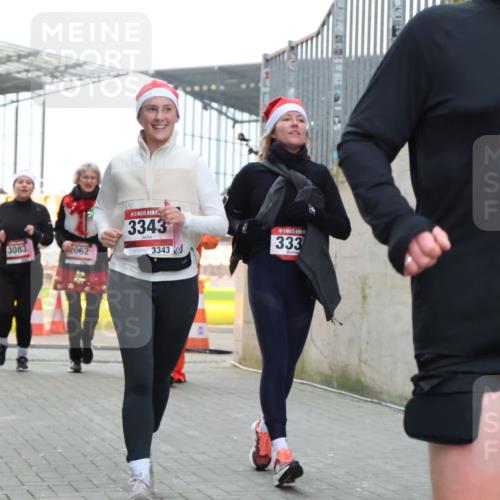 08.12.2024 - St. Pauli X-Mass-Run No. 14 H.Heesch http://msf.ph/oto/7494344 08.12.2024 10:07:09 Ziel 621, 698, 719, 795, 885, 890, 1424, 1786, 2003, 2751, 2755, 3337, 151, 719, 1940, 2062, 2212, 2346, 3083, 3337, 3343 meine-sportfotos.de