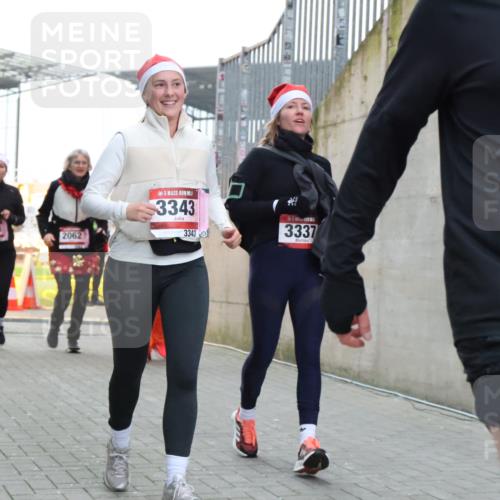 08.12.2024 - St. Pauli X-Mass-Run No. 14 H.Heesch http://msf.ph/oto/7494351 08.12.2024 10:07:10 Ziel 621, 698, 719, 795, 885, 890, 1424, 1786, 2003, 2751, 2755, 3337, 151, 719, 1940, 2062, 2212, 2346, 3083, 3343 meine-sportfotos.de