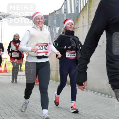 08.12.2024 - St. Pauli X-Mass-Run No. 14 H.Heesch http://msf.ph/oto/7494357 08.12.2024 10:07:10 Ziel 621, 698, 719, 795, 885, 890, 1424, 1786, 2003, 2751, 2755, 3337, 151, 719, 1940, 2062, 2212, 2346, 3083, 3343 meine-sportfotos.de