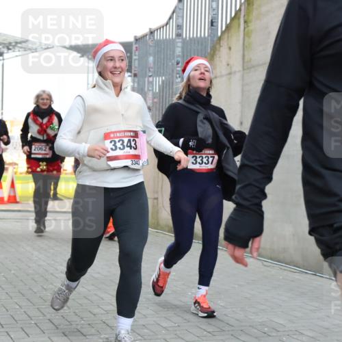 08.12.2024 - St. Pauli X-Mass-Run No. 14 H.Heesch http://msf.ph/oto/7494365 08.12.2024 10:07:10 Ziel 621, 698, 719, 795, 885, 890, 1424, 1786, 2003, 2751, 2755, 3337, 151, 719, 1940, 2062, 2212, 2346, 3083, 3343 meine-sportfotos.de