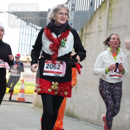08.12.2024 - St. Pauli X-Mass-Run No. 14 H.Heesch http://msf.ph/oto/7494392 08.12.2024 10:07:12 Ziel 621, 698, 719, 795, 890, 1424, 1786, 1940, 2003, 2751, 2755, 3083, 3337, 3343, 151, 1940, 2062, 2212, 2346, 3083, 3343 meine-sportfotos.de